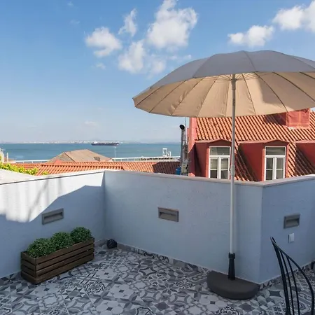 Terrace & River View In Alfama Lisbona